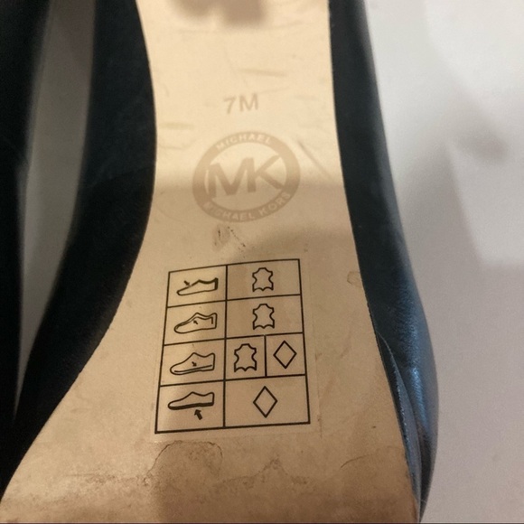 MICHAEL KORS Sz 7 4.5” Heel 1/2” Front Platform & Golden MK Locket Pumps Heels - Picture 7 of 9